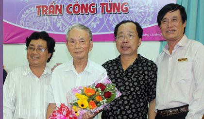 Nhà thơ Trần Công Tùng (thứ 2 từ trái sang) cùng các nhà thơ Tiền Giang  tại buổi tọa đàm tác phẩm của ông.