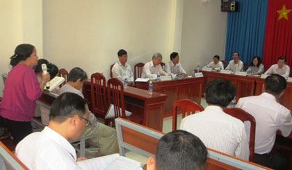 Ông Nguyễn Văn Hưởng, Chủ tịch UBND tỉnh cùng các ngành chức năng nghe trình bày của các hộ khiếu nại.
