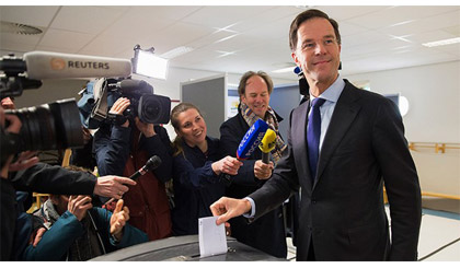 Thủ tướng Hà Lan Mark Rutte bỏ phiếu trong cuộc trưng cầu dân ý về thỏa thuận liên kết EU-Ukraine. Nguồn: Reuters