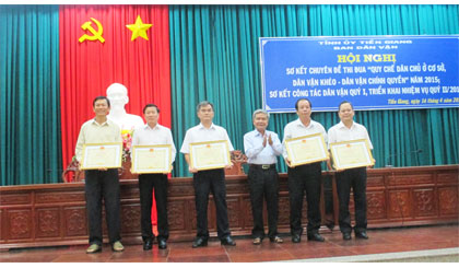 Ông Trần Long Thôn, Ủy viên Ban Thường vụ, Trưởng Ban Dân vận Tỉnh ủy trao Bằng khen của UBND tỉnh cho đại diện các tập thể tại hội nghị