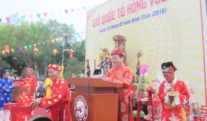 Ông Trần Thanh Đức, Phó Chủ tịch UBND tỉnh đọc chúc văn trong Lễ Giỗ Quốc Tổ Hùng Vương.