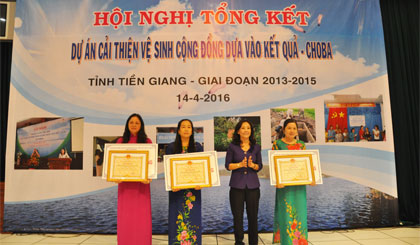 Bà Nguyễn Thị Sáng, Ủy viên Ban Thường vụ Tỉnh ủy, Phó Chủ tịch HĐND tỉnh trao Bằng khen của UBND tỉnh cho các tập thể có thành tích trong thực hiện Dự án CHOBA.