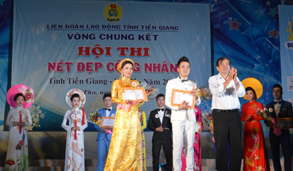 Ông Nguyễn Minh Tân Tổng Biên tập Báo Ấp Bắc trao giải ứng xử hay nhất.