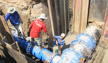 Thi công đường ống chuyển tải nước từ đường ống cấp nước của Nhà máy nước BOO Đồng Tâm về huyện Tân Phú Đông.