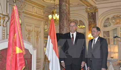 Đại sứ Nguyễn Ngọc Sơn và ông Roland de Rechniewski tại buổi lễ. Ảnh: Bích Hà-TTXVN