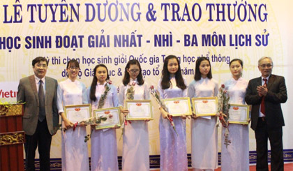 Ban tổ chức trao bằng khen cho 6 học sinh đoạt giải Nhất   trong kỳ thi Học sinh giỏi Quốc gia THPT môn Lịch sử (Ảnh: KS)