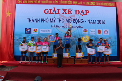 Ông Nguyễn Văn Vững, Phó Chủ tịch UBND TP. Mỹ Tho trao thưởng cho các VĐV ở nhóm tuổi 40-50 tuổi.