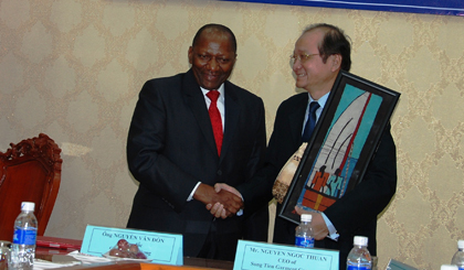 Ngài Raimundo Maico Diomba, Tỉnh trưởng tỉnh Maputo trao quà lưu niệm đến Chủ tịch UBND tỉnh Tiền Giang Trần Thanh Đức.