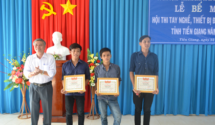 Ông Nguyễn Minh Vỹ, Phó Giám đốc Sở LĐ-TB&XH trao giải  cho các TS đoạt giải Nhất phần thi Tay nghề.