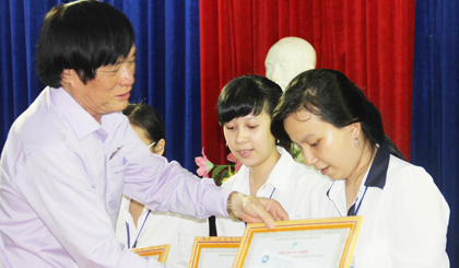 ông Trần Đỗ Liêm, Chủ tịch HĐQT HTX Rạch Gầm trao học bổng cho sinh viên.