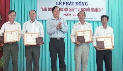Ông Nguyễn Hữu Lợi, Bí thư Thị ủy, Chủ tịch UBND TX. Gò Công tặng Giấy khen cho các đơn vị đóng góp tích cực cho Quỹ Vì người nghèo năm 2015.