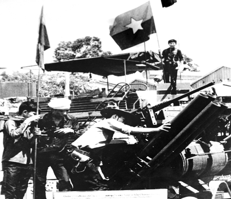 Quân giải phóng chiếm căn cứ Hải quân của ngụy ở Bến Chương Dương.