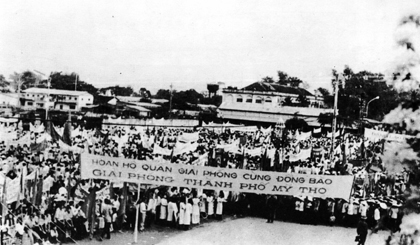 Nhân dân TP. Mỹ Tho mít tinh chào mừng miền Nam hoàn toàn giải phóng ngày 1-5-1975.