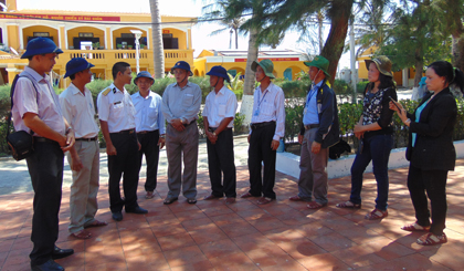 Đoàn công tác của LĐLĐ tỉnh thăm hỏi chiến sĩ đảo Nam Yết thuộc quần đảo Trường Sa (tỉnh Khánh Hòa).