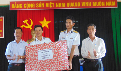 Đoàn công tác của LĐLĐ tỉnh tặng quà cho cán bộ, chiến sĩ đảo Đá Tây A thuộc quần đảo Trường Sa (tỉnh Khánh Hòa).