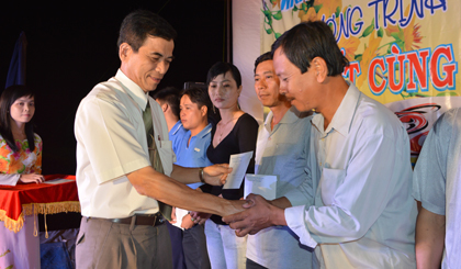 Ông Trương Văn Hiền, Chủ tịch LĐLĐ tỉnh trao quà tết cho công nhân có hoàn cảnh khó khăn tại Chương trình Văn nghệ “Đón Tết cùng công nhân”.