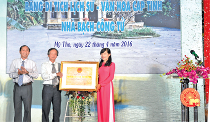 Ông Nguyễn Ngọc Minh, Giám đốc Sở VH-TT&DL trao Bằng công nhận Di tích Nhà Bạch Công Tử cho lãnh đạo Trung tâm Văn hóa TP. Mỹ Tho.