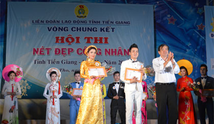Ông Nguyễn Minh Tân, Tổng Biên tập Báo Ấp Bắc trao giải thưởng cho các thí sinh đoạt giải tại Hội thi Nét đẹp công nhân Tiền Giang lần thứ II năm 2016.