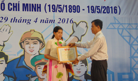 Ông Trương Văn Hiền, Chủ tịch LĐLĐ tỉnh trao Bằng khen cho CNVCLĐ đạt nhiều thành tích.