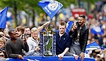 Leicester City nhận cúp vô địch Ngoại hạng Anh