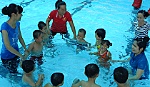 Dạy bơi cho trẻ em khuyết tật