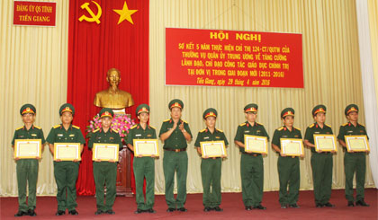 Đại tá Cao Văn Mĩa, Phó Bí thư Đảng ủy, Chính ủy Bộ CHQS tỉnh tặng Giấy khen cho các cá nhân.