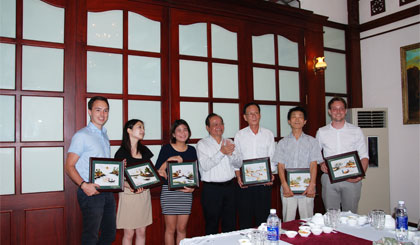 Phó Chủ tịch UBND tỉnh Trần Thanh Đức tặng quà lưu niệm cho các tình nguyện viên nước ngoài tại Tiền Giang.