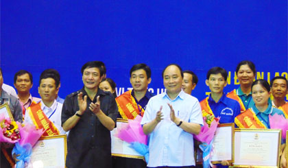 Thủ tướng Chính phủ Nguyễn Xuân Phúc (mặc áo trắng) và Chủ tịch Tổng LĐLĐ Việt Nam Bùi Văn Cường chúc mừng các CNLĐ nhận Bằng khen của Tổng LĐLĐ Việt Nam.