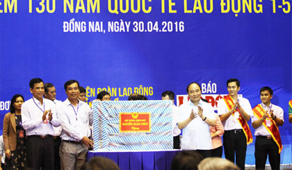 Thủ tướng Chính phủ Nguyễn Xuân Phúc tặng tivi cho CNLĐ tỉnh Tiền Giang.