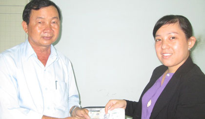 Bà Huỳnh Thị Thanh Thảo trao 2 triệu đồng  cho đại diện Báo Ấp Bắc.