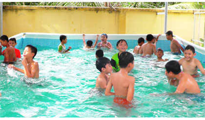 Học sinh Trường Tiểu học Cẩm Sơn học bơi lội tại hồ bơi di động.