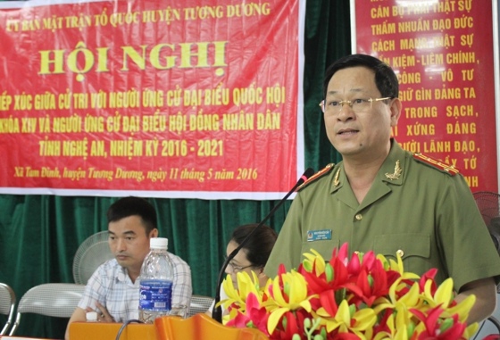 Đồng chí Đại tá Nguyễn Hữu Cầu, UV BTV Tỉnh ủy, Giám đốc Công an tỉnh, ứng cử viên Đại biểu Quốc hội bày chương trình hành động tại Hội nghị