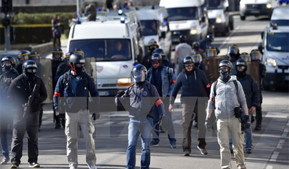 Cảnh sát đối phó với người biểu tình bạo động phản đối dự luật lao động sửa đổi tại Nantes, miền tây Pháp ngày 3-5. Nguồn: AFP/TTXVN