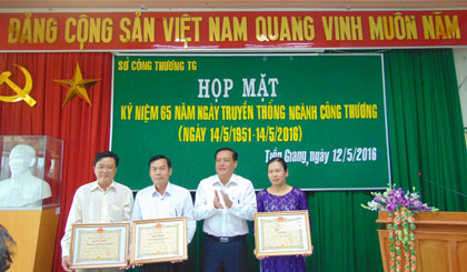 Chú thích ảnh: ông Lê Văn Nghĩa, Phó Chủ tịch UBND tỉnh trao Bằng khen của UBND tỉnh cho các tập thể.