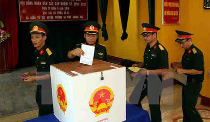 Các chiến sỹ đang làm nhiệm vụ trên vùng biển đảo, thuộc quần đảo Trường Sa vào bỏ phiếu bầu cử sớm tại khu vực bỏ phiếu số 1, xã đảo Song Tử Tây. Ảnh: Trần Lê Lâm/TTXVN
