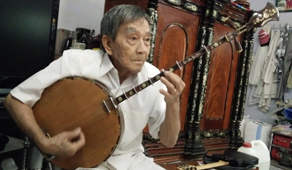 Tài tử Sáu Láng (Tác giả Yên Bình) sử dụng thành thạo đờn kìm và guitar cổ.