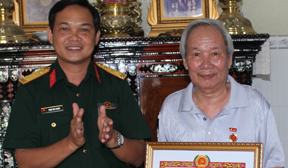 Thượng tá Phạm Văn Thanh trao Huy hiệu Đảng  cho đảng viên Nguyễn Quốc Minh