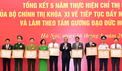 Phó Thủ tướng Trương Hòa Bình trao bằng khen của Thủ tướng Chính phủ cho các tập thể, cá nhân có thành tích xuất sắc trong học tập và làm theo tấm gương đạo đức Hồ Chí Minh. Ảnh: VGP/Nhật Bắc