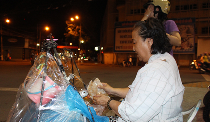 Cô Trần Thị Tốt đang bán xôi cho khách.