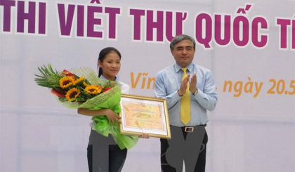 Ban tổ chức trao giải Nhất cho em Nguyễn Thị Thu Trang. Ảnh: Nguyễn Thảo/TTXVN