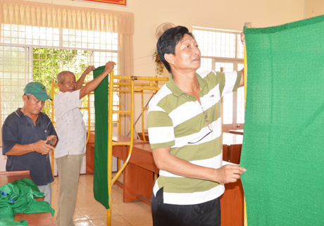 Chuẩn bị phòng bỏ phiếu tại một điểm bầu cử.