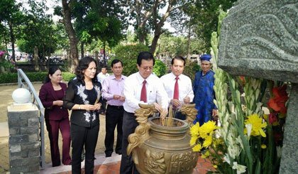  Phó Bí thư tỉnh uỷ, Lê Hồng Quang cùng đoàn đại biểu tỉnh thắp hương và viếng mộ Thủ Khoa Nguyễn Hữu Huân.