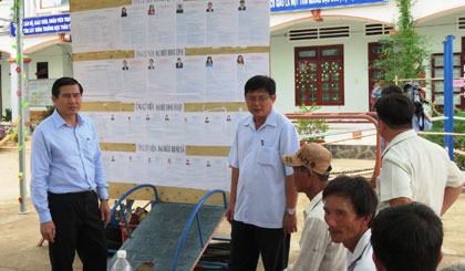 Ông Lê Văn Hưởng, Phó Bí thư Tỉnh ủy, Chủ tịch UBND tỉnh Tiền Giang kiểm tra các khâu trang trí tại 1 điểm bỏ phiếu ở huyện Tân Phú Đông.