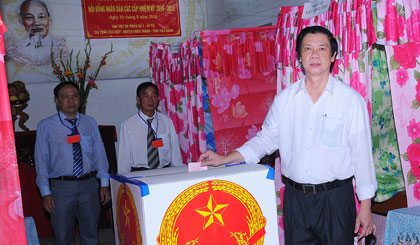 Ông Nguyễn Văn Danh, Ủy viên BCH Trung ương Đảng, Bí thư  Tỉnh ủy bỏ phiếu tại Tổ bầu cử số 1, ấp Cá, thị trấn Tân Hiệp,  huyện Châu Thành.