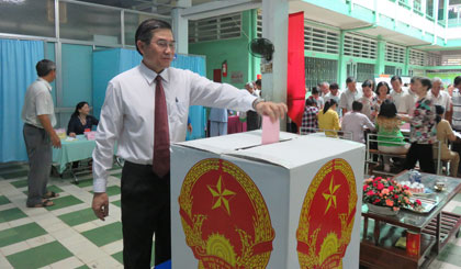 Ông Lê Văn Hưởng, Phó Bí thư Tỉnh ủy, Chủ tịch UBND tỉnh bỏ phiếu tại Tổ bầu cử số 1, khu phố 1, phường 7, TP. Mỹ Tho.