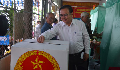Ông Võ Văn Bình, Phó Bí thư Tỉnh ủy bỏ phiếu tại Tổ bầu cử số 6,  phường 1, TP. Mỹ Tho.