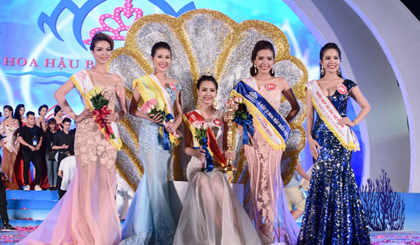 Top 3 người đẹp đoạt danh hiệu cao nhất: Phạm Thùy Trang (giữa), Nguyễn Thị Bảo Như bên trái, Nguyễn Đình Khánh Phương bên phải