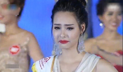 Phạm Thùy Trang bật khóc khi đăng quang Hoa hậu Biển