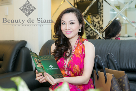 Đến Beauty de Siam, phái nữ nhanh chóng lấy lại sự tươi trẻ với làn da sáng mịn như ca sĩ Hoàng Châu