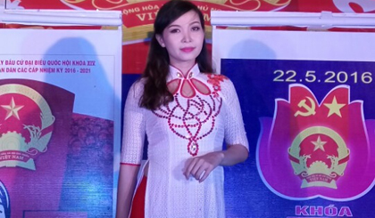 Hà Thanh đang cùng Đội TTLĐ tỉnh về vùng sâu  tuyên truyền bầu cử.